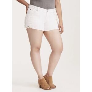 NWT Torrid Distressed White Denim Shorts W/ Crochet Lace Inset Sides Size 18 NEW